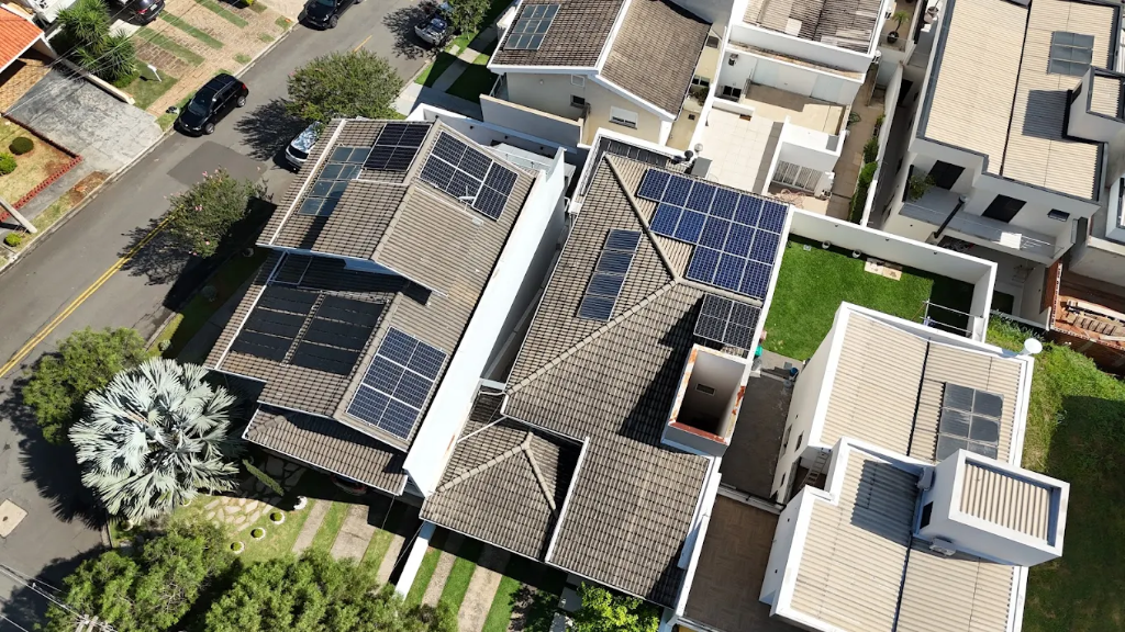 Conjunto residencial com painéis solares – Sun Coast Energia Solar