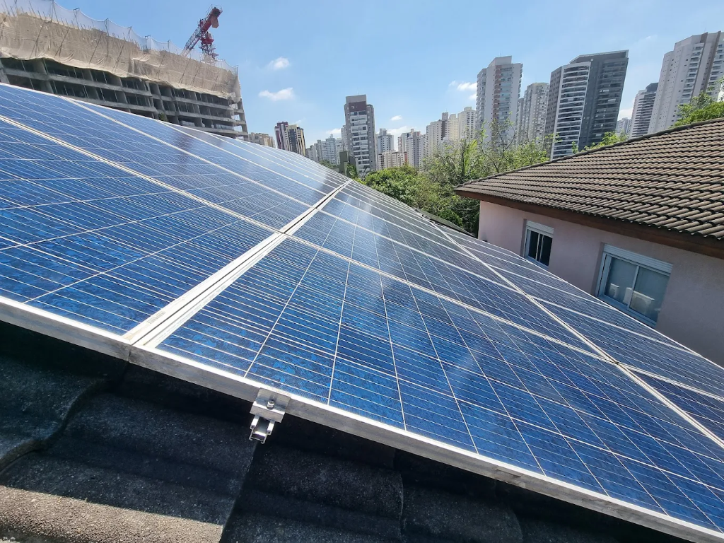 Equipe técnica Sun Coast realizando instalação de sistema solar